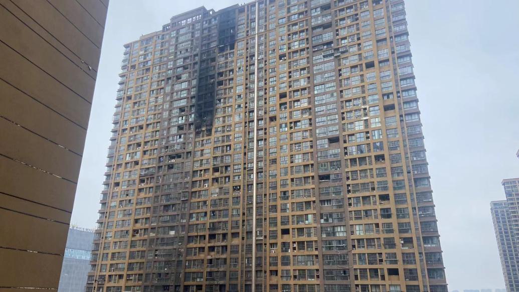 南京起火的小区单元居住人口762人，楼栋高层外立面被熏黑