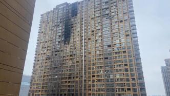 南京起火的小区单元居住人口762人，楼栋高层外立面被熏黑