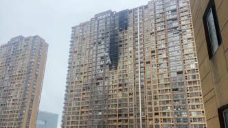 直播丨南京居民楼电动自行车引发火灾致15人遇难，现场探访事发小区
