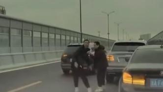 网传杭州宾利车司机高架伤人，警方：详情等后续通报