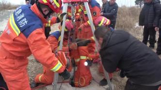 七岁女童不慎坠入农田机井，消防员倒挂下井救援