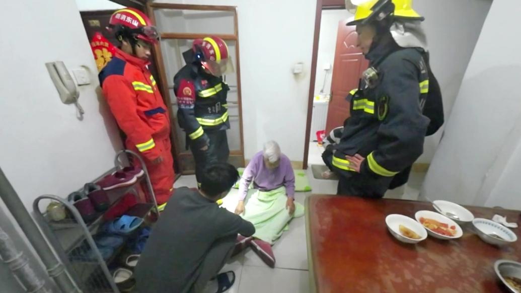 耄耋老人独居家中摔倒被困，消防员撬窗营救