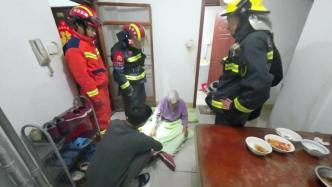 耄耋老人独居家中摔倒被困，消防员撬窗营救