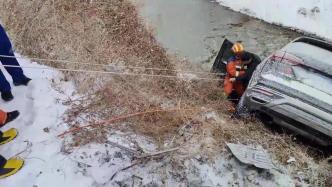 越野车冲入水沟两人被困，消防员冒雪极速救援