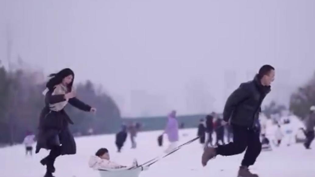 雪后的武汉变身巨型滑雪场