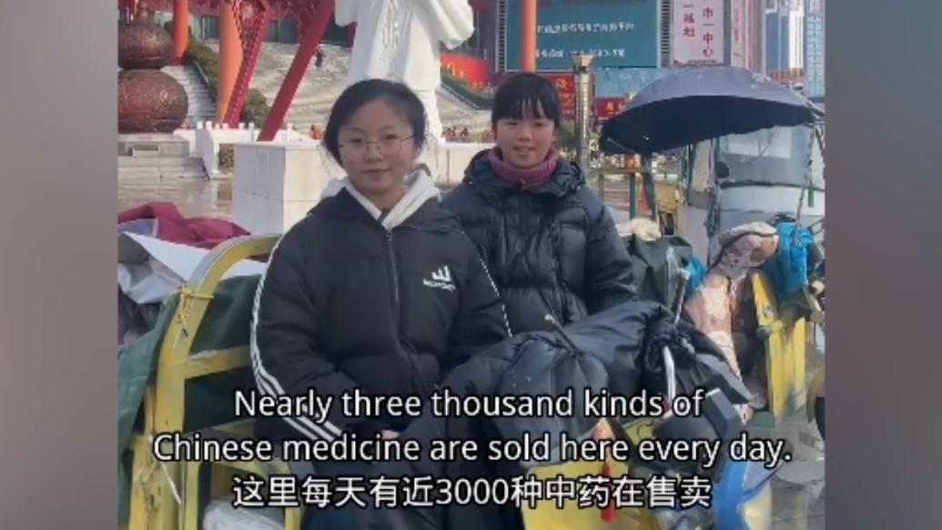 亳州女孩用英语流利介绍家乡中药材市场