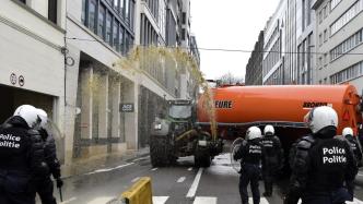 比利时农民开拖拉机逼近欧洲理事会大楼，向警察喷洒液态肥料