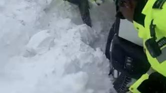 交警雪地铲雪紧急救援被困车辆