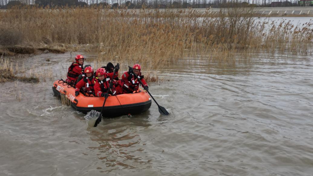 潮水持续上涨！4人钓鱼受困滩涂被上海消防营救