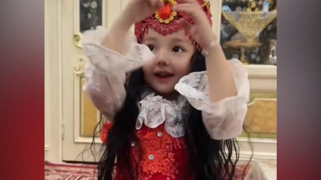 新疆小女孩跳热巴春晚同款舞蹈
