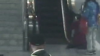 乘客扶梯上摔倒，地铁小姐姐连摔两跤滑跪按下急停按钮