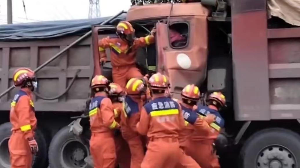 消防員徒手掰開車門救出車禍司機