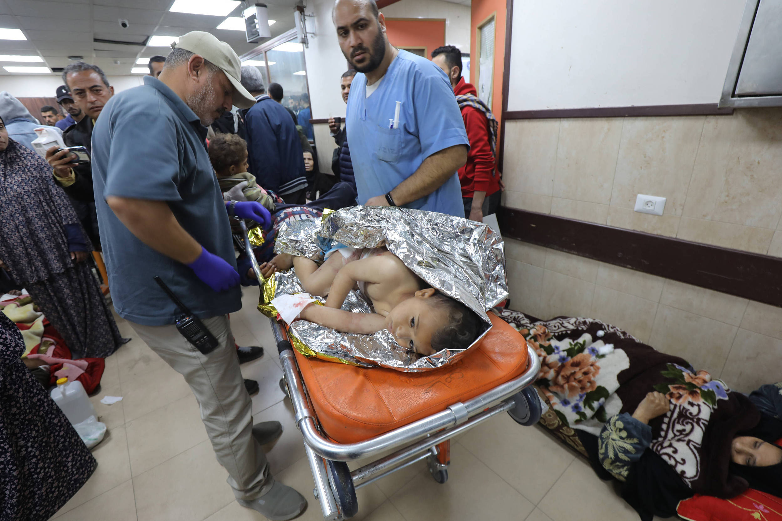 加沙南部再遭以军空袭 多名妇孺死亡_凤凰网视频_凤凰网