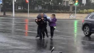 十字路口发生车祸，上海民警冒雨背起老人脱离危险再定责