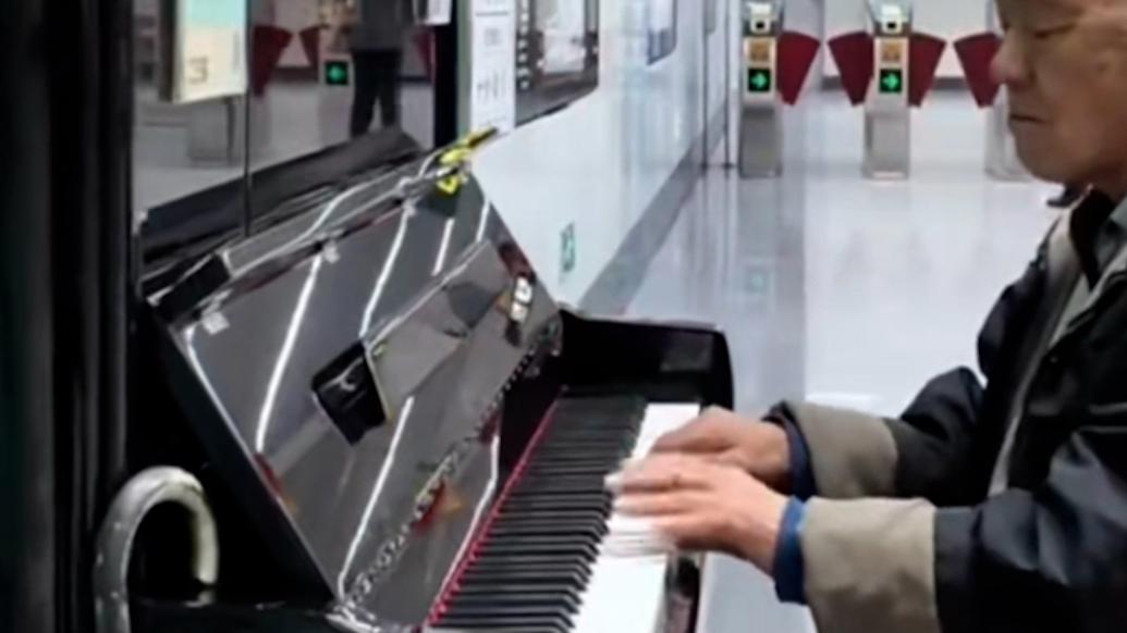 郑州地铁设置免费钢琴，引来众人弹奏
