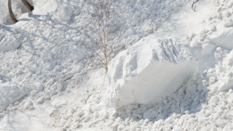 日本北海道利尻山发生雪崩，或有3人被困