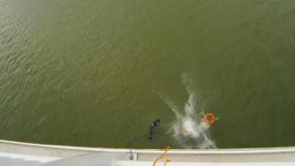 男子跳河轻生，救援队员从20余米高桥上跃下营救