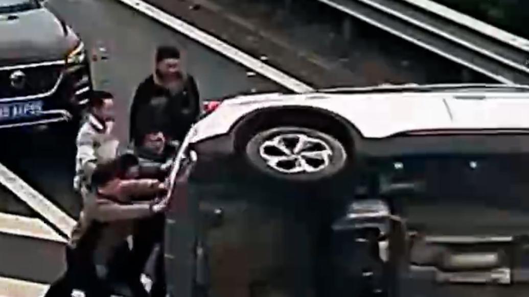 小車高速上側(cè)翻，過路司機紛紛停車救人