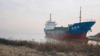 上海一废弃船只成网红有人攀船打卡，管理部门：栈板绳梯已撤，将拖离