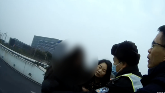 女孩与家人争吵欲轻生，上海辅警与好心路人耐心劝阻将其带回
