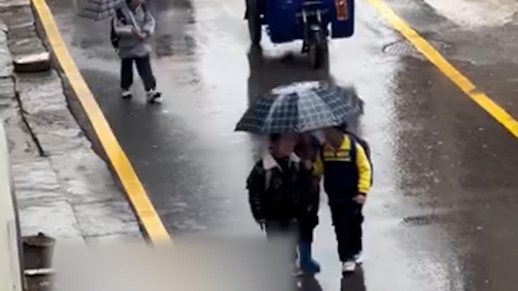 男孩雨中小跑，小伙伴们撑伞赶来