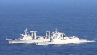 中国海军两批护航编队在亚丁湾分航