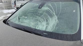 越野车车顶冰雪被吹飞，砸碎对向车道轿车前挡风玻璃