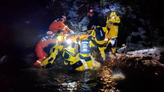 驴友掉落80米深悬崖全身骨折，救援人员历时7小时抬下山