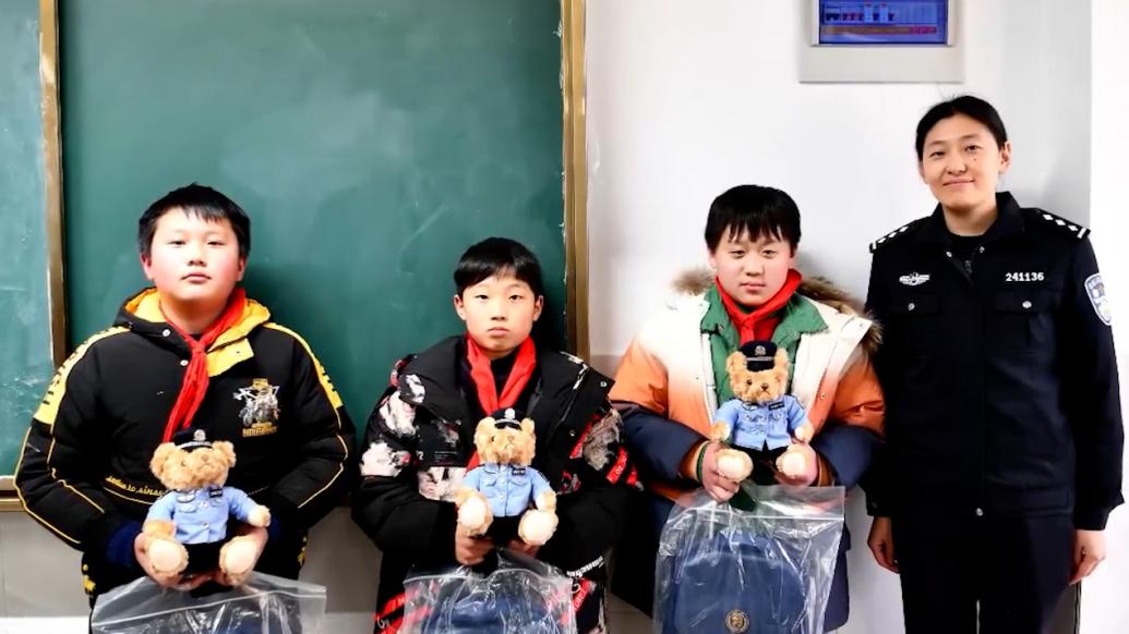 真棒！3名小学生捡俩萌娃送到派出所