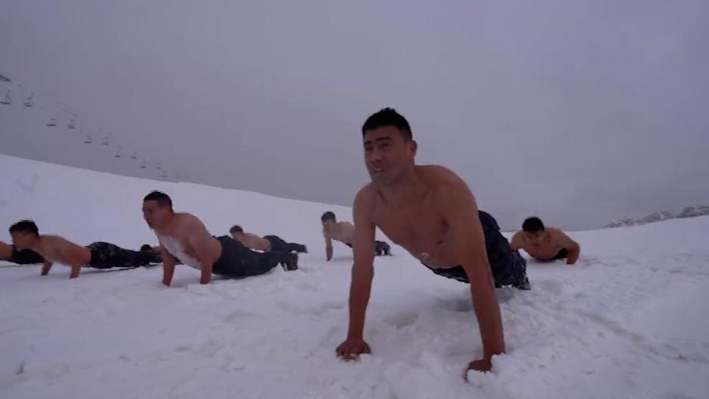 阿图什气温骤降，特警大队雪地赤膊抗寒训练