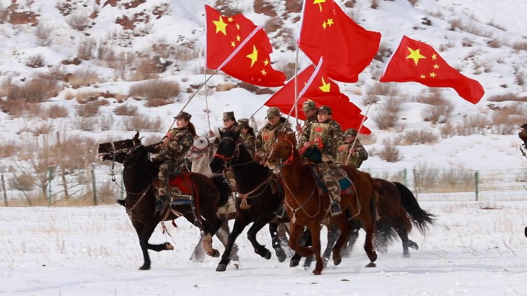 巾帼不让须眉！新疆护边员高举国旗策马巡边