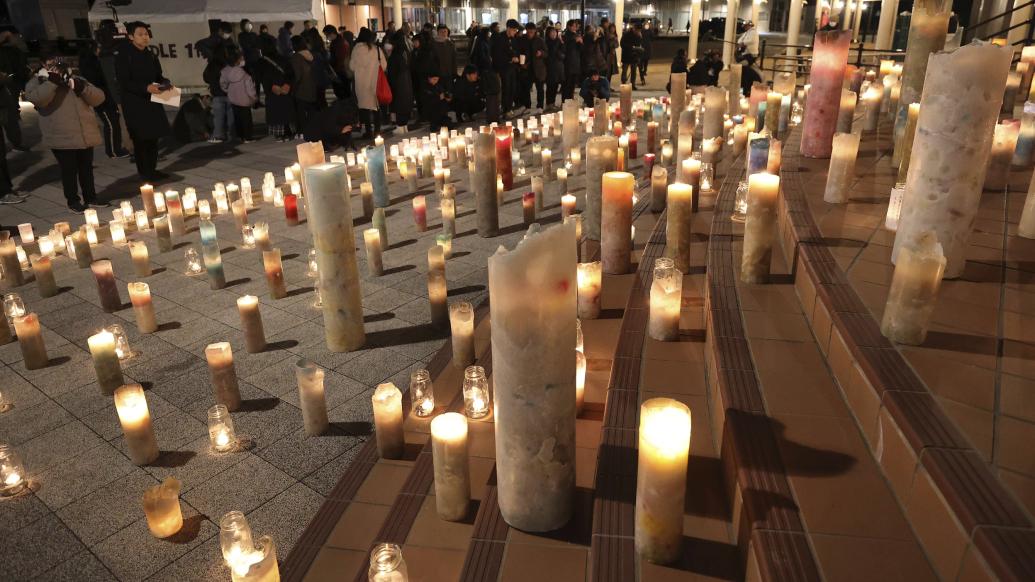 早安·世界｜东日本大地震十三周年，民众点燃蜡烛悼念遇难者