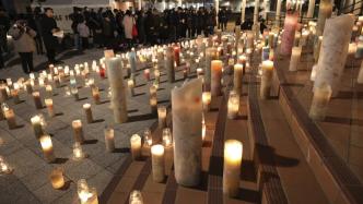 早安·世界｜东日本大地震十三周年，民众点燃蜡烛悼念遇难者