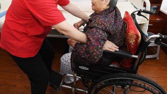 代表建议｜对长期在家照顾特殊困难老人的赡养人提供免费护理培训