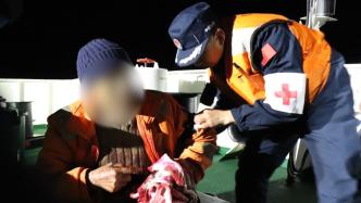 渔民海上作业时左手被网绳搅烂，中国海警展开“生死救援”