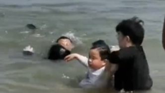 女孩落水妈妈施救双双被困，大哥跳入水中勇救二人