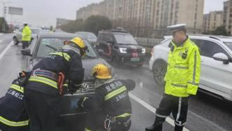 上海早高峰一车辆当街自燃，公安消防联合处置