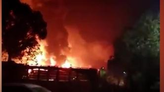 湖北蕲春工厂发生火灾疑似引发爆炸，当地应急局回应正救援