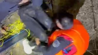 深夜男子醉酒坠河，PTU队员飞奔跳河仅用27秒就成功救援