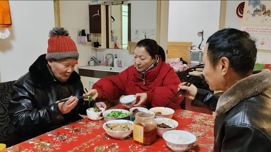 六旬夫妻贴心照顾孤寡舅舅五年