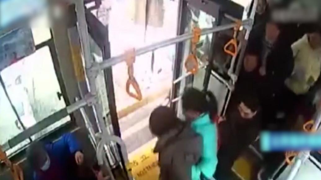 乘客突然晕倒，全公交车的人一致决定先去医院