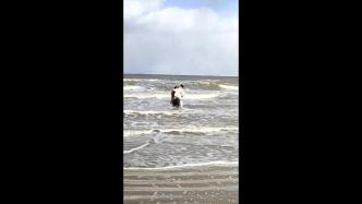 母子俩海边遇险，大二学生冲上前拉回岸边