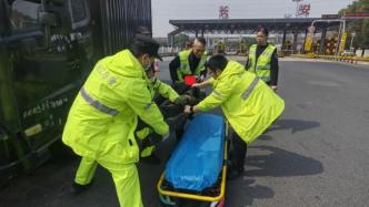 千斤頂液壓管不慎被切斷，維修工被壓車下