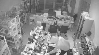 深夜破窗盗窃手机店，三名嫌疑人全部被抓获