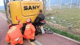 男子骑电动车追尾挖掘机身体被卡，消防巧妙救援