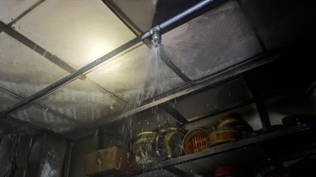 餐馆厨房烟管起火，简易喷淋装置顺利控制火势