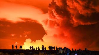 早安·世界｜熔岩像喷泉，冰岛火山三个月来第四次喷发