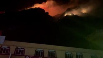 四川雅江：受风向影响大火即将蔓延至居民房处，消防进行增湿作业阻击下山火