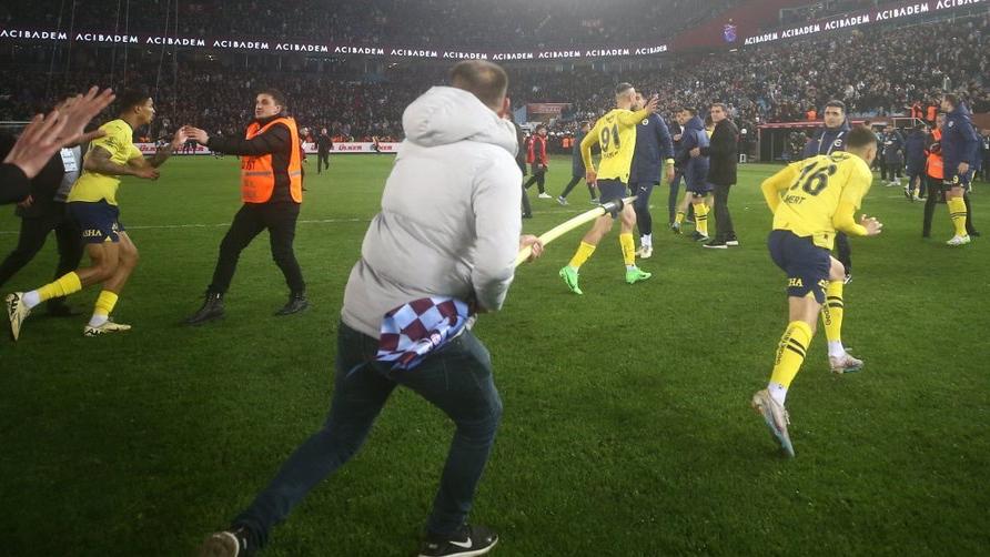 土耳其足坛再现骚乱，球迷冲入球场袭击球员