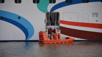 国产大邮轮一名旅客海上突发疾病，专业救助船及时转运